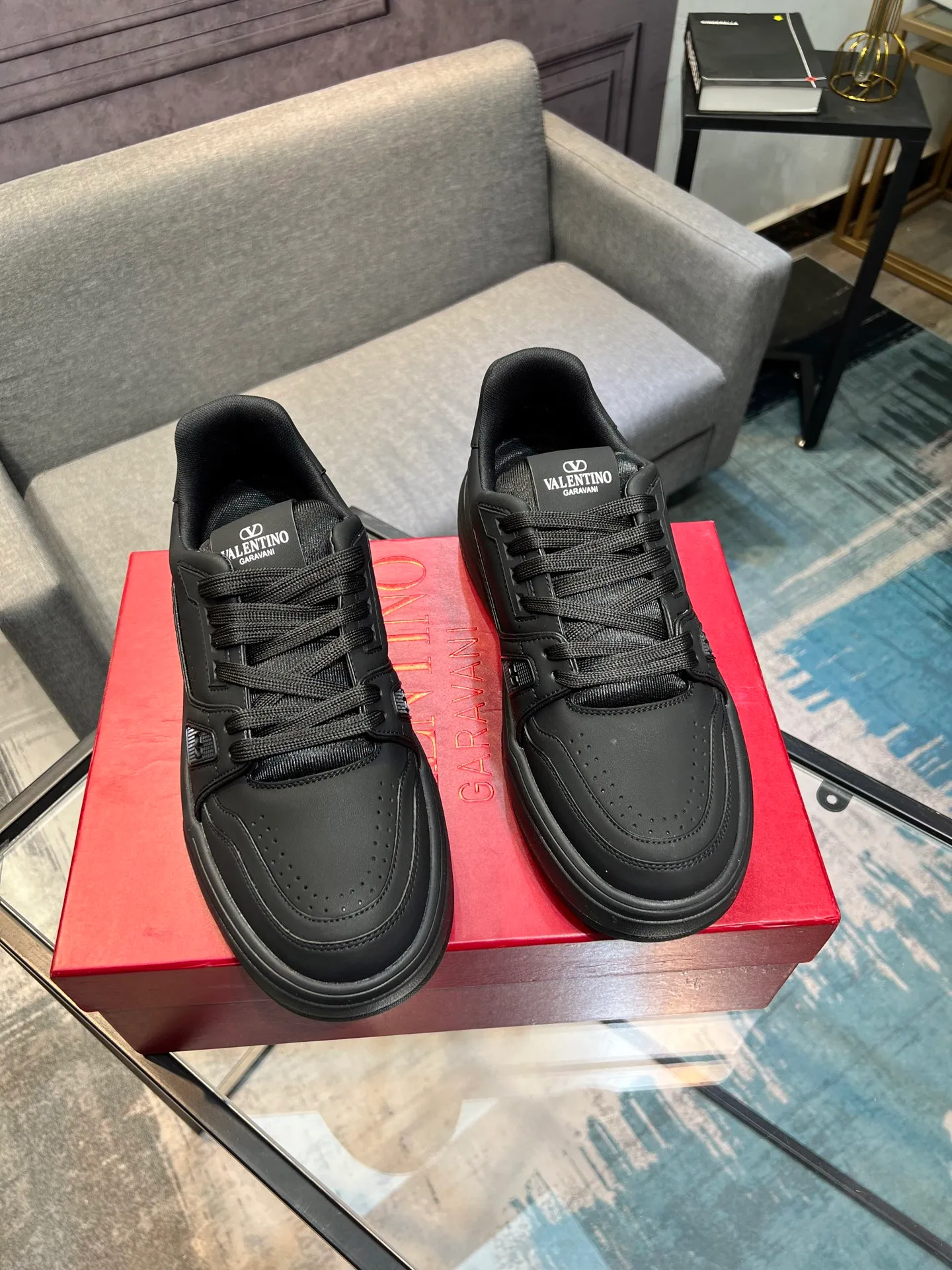 Men's men's shoes 💰660 𝑽𝒂𝒍𝒆𝒏𝒕𝒊𝒏𝒐 Valentino 𝑶𝒏𝒆𝑺𝒕𝒖𝒅 Couple's sneaker series Valentino 2025 latest couple's sneakers, celebrity style, hot sale. The original ZP was purchased and dismantled. Repeated pattern making and modification. I strive to restore the original version 1:1! Top luxury masterpiece, soft and comfortable, combining fashion and leisure, bringing excellent elegant texture and excellent on-foot comfort. Top purchase version upper: imported calfskin surface/original oil edge craftsmanship. Inner: water-dyed cowhide lining. Outsole: original development 𝐓𝐏𝐔 two-color combination outsole. Packaging: original configuration complete package. Code number: 35-44 yards. 34.45 can be customized. Can be customized (self-labeled-no label) order.